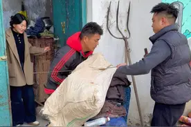 最近装修房子忙前忙后神经绷的都比较紧， 亮哥提议装叫花子逗逗宁宁。宁宁的反应太搞笑了，全程被两人笑到不行！ #搞笑 #农村欢乐多 #欢乐一刻视频封面