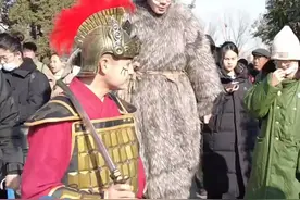 2月9日，河南开封，开封万岁山2.33米巨人演员①来河南演出是第一次出远门，经纪人：他俩刚开始还怕被骗，大家对他俩一直挺热情，很照顾视频封面