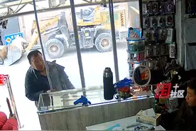 “小事不足挂齿，谁看到都会帮！”1月16日，浙江杭州。大叔饥饿难耐求助店老板，老板二话不说给其泡杯面：一桶杯面外加一整包泡面，大叔不到5分钟就吃完。视频封面