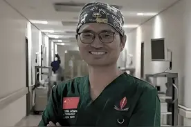 中国援助坦桑尼亚医生张军桥因救人牺牲，年仅38岁，他会错过女儿的毕业典礼，却为病人义无反顾；他看炒面大叔辛苦，会在碗底多放10块钱；他说“生命是我最看重的，不需要记住我，我们是中国医疗队！”#张军桥  #见义勇为  #援非医生 #救人牺牲援非医生张军桥骨灰回乡 #正能量