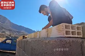 萨利赫修缮漏水的小房子，偶遇母羊难产，化身兽医为其接生视频封面