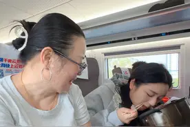 e人老妈是如何在高铁上打发时间的，旁边的小粉丝太可爱了，直接抱着锅吃了哈哈哈哈#日常vlog #高铁 #韩式冷面 #芒果糯米饭 #熏鸡