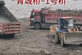 金马河防洪疏浚项目（青城桥~1号桥河段险工险段除险加固），对金马河（青城桥～1号桥河段险工险段除险加固）进行防洪疏浚，消除金马河青城桥至金马河1号桥段安全隐患；总长约1400米。视频封面
