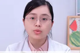 栀子花的果实，爱上火不用怕 栀子，归三焦经，有泻火除烦的作用。心肺有火通常表现为口干口苦，眼睛红肿，还容易口腔溃疡，脾胃有火，则吃的多，饿的快，还伴有口臭。而肾膀胱有火，小便黄。可以取6g的栀子泡水喝，清三焦之火，有凉血解毒，清热利湿的功效#栀子花 #上火 #健康科普 #硬核健康科普行动  #脾胃 @抖音短视频视频封面