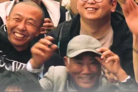 白发大爷闯入音乐摇滚节现场，不自觉的跟着摇起来。视频封面
