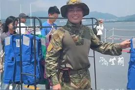 山东舰甲板识别服“试穿”！你知道不同颜色代表什么吗 震撼！中国首艘国产航母山东舰编队访问香港，首次面向公众举行开放参观！黄、蓝、红、紫、白、绿...你知道各色马甲识别服代表什么职责吗？#香港 #山东舰 #山东舰访港