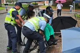 暖心！交警叔叔雨中护送“轮椅考生”入考场 #护航高考交警同行 #高考加油视频封面