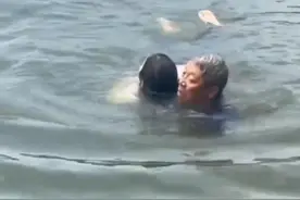 女子西湖不慎落水
白发大爷跳入水中救起
救人者找到了：是退休记者
“本能的  小事儿”
#正能量 
#老记者从容不迫跳水救人视频封面