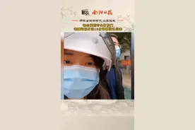 老公接娃专心盯校，老婆站在身边10分钟都没认出来@闪电新闻 #最可爱的人 #生活 视频封面