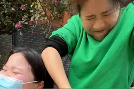 小姐姐买了几十万的手镯，竟然戴不进去？ #翡翠手镯 #翡翠 #戴手镯 #戴手镯技巧 #珠宝玉石视频封面