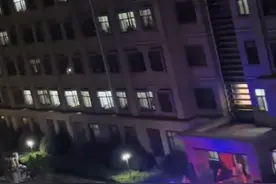 烟台某学院多名学生中暑送医，学生大喊“装空调”，学校：救护车来了四趟