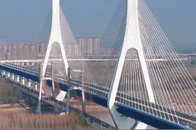 11月23日，济南新黄河大桥今日通车，全长7.748公里，立交桥南连二环东路高架，北连黄河大桥南段，高效连接起步区与主城区，推动济南从大明湖时代向黄河时代发展。视频封面