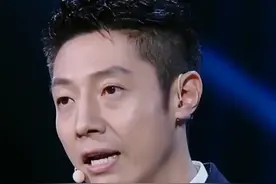 #夜读人生  撒贝宁：“永远不用去羡慕任何年龄，我们真正要羡慕的是那些能够真正抓住时光，让自己每一天都不虚度的人。”青春不是数字，是心态；成熟不是皱纹，是智慧；精彩不在远方，在当下。与其羡慕别人，不如努力把每一个"今天"都活成值得珍藏的版本。#撒贝宁  #珍惜时间