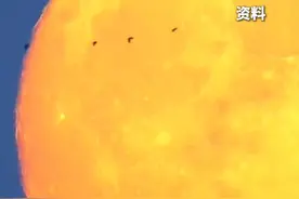 【今晚，与年度最大满月浪漫约“彗”】今天（10月17日）晚上，本年度最大满月将现身夜空，公众将迎来今年离地球最近、最大的一轮明月。#超级月亮视频封面