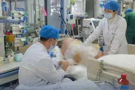 #流脑早期症状类似感冒男子硬扛3天进ICU  【流脑早期症状类似感冒！男子硬扛3天进ICU，病死率超过10%，中疾控紧急提醒！】近日，吴先生突发持续高热、炸裂式头痛、喷射状呕吐，起初他以为是小感冒并未在意，不料短短三天后就陷入深度昏迷，家属立即将他送医。
到达医院时，吴先生已呼吸急促，瞳孔对光反射几乎消失，随即被紧急转入ICU救治。经检查，吴先生被确诊为流行性脑脊髓膜炎。3月28日，中国疾控中心发布提醒：冬春季节是流行性脑脊髓膜炎（简称“流脑”）的高发时期，天气寒冷干燥、室内通风不良、人员密集等因素都可增加流脑的传播风险。流脑起病急、进展快，极易导致死亡，其病死率超过10%。流脑的典型症状为发热、头痛、呕吐和皮肤出血，由于早期症状与普通感冒相似，许多人易忽视，导致延误治疗。（人民日报）视频封面