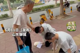 70岁老人奔波百里在考场外守护孙子，双胞胎孙子高考完跪谢爷爷的养育之恩。#秀我中国  #2025高考   #2025高考必胜视频封面