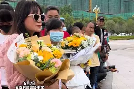 第一科目考试结束！考点外，考生家人送花祝福考生一举夺魁！#高考加油 #送祝福 视频封面