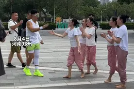 8月4日河南郑州，#刘畊宏被郑州广场舞阿姨反向教学 ，扫腿舞、学芭蕾……与广场舞阿姨上演了一场“教学反转”#刘畊宏