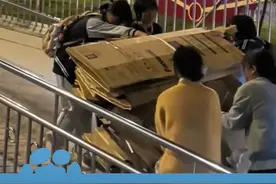 11月22日广东珠海，捡废纸壳的大姐费力推车，少年们看到后赶紧上前帮忙，路人：看到未来的希望了视频封面