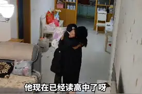 监控里看到儿子落莫的身影，外出打工的母亲立即返回家中陪伴，儿子落泪数次拥抱母亲。#留守儿童 #高中 #总有温暖在身边（视频来源：@破天下局 ）视频封面