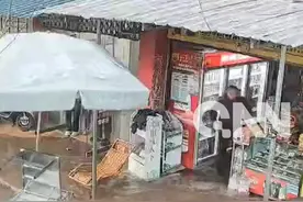 湖北赤壁一自来水管爆裂
水涌进多家商铺
商家:不到一分钟地时间 把地面都冲开了
水务集团:后续会协商进行赔偿#湖北 #社会视频封面