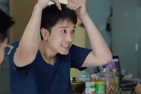 #王扬鸣秀恩爱大赏   #电视剧白色城堡  孟骄阳与王扬鸣窗口告别，王扬鸣宿舍秀恩爱，被“急诊三杰”调侃。这“三杰”是对恋爱过敏吗？ #金鹰独播剧场视频封面
