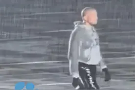 侃爷上海演唱会迟到后又嫌雨太大提前退场，歌迷在雨中被伴奏硬控20分钟#大象主播说