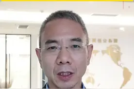 女主播和榜一大哥当街互殴，打赏的30万想要回？ @抖音短视频 @DOU+小助手 #重庆#垫江#女主播#打赏#刷礼物#30万视频封面