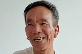 近日，山西大爷写高考作文《我的母亲》感动全网。在接受采访时，他道出自己的育儿智慧。网友：执笔写母亲，躬身育儿女！