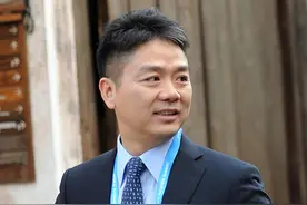 刷屏！刘强东给老家送3000万元年货，邻居：当年泼油漆的是外地人，村里人都很爱护他家的视频封面