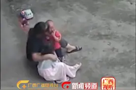 年幼姐姐背弟弟双双摔倒，奶奶不但没有责备姐姐，也细心安慰姐姐#监控下的一幕 #姐弟 #广西人dou知道 视频封面