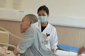 00后折叠男孩跪着考上大学  成都医生跪地为他手术  4次断骨终打开折叠人生   这一次他实现“躺平”小心愿！