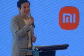 【雷军谈小米汽车智能化工厂】 6月16日下午，雷军在北京亦庄的小米汽车超级工厂，向来访嘉宾介绍称，“智能制造使小米一下子站上汽车制造业前端”。#雷军谈小米汽车智能化工厂