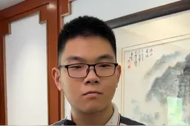 7月14日，山东济南，山东考生收到国防科技大学的录取通知书。考生回忆，他童年时就想要去当兵。“小时候的种子，现在发芽了。”#国防科技大学