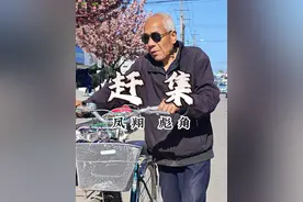 彪角早市：烟火在铜锅里咕嘟成诗！ 天刚麻亮，彪角街道老槐树下的风箱就“呱嗒呱嗒”响起，40多年的风箱早耐不住性子，醪糟的甜香勾着赶集人的馋虫，刚露头的日头把树影晒成歪斜的钩子，倒像是给石板路别了枚暖金的发卡。
 大肉泡馍馆子前，食客喊着喊：“68号！多放些辣子！”隔壁扎扫帚的老汉蹲在竹篾堆里，青竹枝在他掌心跳成利落的弧线，末了往扫帚把上“啐”口唾沫搓紧：“咱这扫帚，扫得净泥雪，经得住年月磨！”菜筐里的热闹藏不住——带土的西红柿挤成红通通的小灯笼，青蒂上还沾着夜露；菜苗顶着新叶打哈欠，根须的湿土缠着蚯蚓爬过的银线。卖菜阿姨攥着杆老秤，秤砣在绳上晃啊晃，指缝的泥和菜根一个色，倒像是从地里长出来的老伙计：“这黄瓜带刺呢，掐把回去拌凉菜！”
 巷口大爷的草帽滑到鼻尖，胡子跟着鼾声轻颤，脚边竹篮里的油糕还鼓着金黄的泡，指印烙在脆皮上，像是刚从油锅里抢出来的热乎气。卖猪血面皮的大姐给熟客多添勺辣油，笑着“少吃点辣，小心上火”；修鞋匠的铁砧“叮叮”敲着，鞋钉咬进胶皮底的声响，和远处肉铺“哐当”的刀音撞个满怀，倒像是给日子钉了层结实的底。
这里没有故事书里的大场面，只有铜锅沿的水珠、扫帚梢的竹屑、菜苗根的土腥，和人堆里的笑骂声。卖醪糟的老板娘舀汤时，铜勺碰着锅沿“当啷”响；卖菜阿姨跟熟客唠着“今早才去里里拔的菜”；修鞋匠抬头补一句“这鞋帮子再绱两针，能走到麦收”——所有的琐碎在热气里翻腾，就像老汉掌心的茧子、阿姨指缝的泥，全被这早市的烟火，夯成了彪角镇心口发烫的温度。
你看那铜锅的蒸汽扶摇直上，混着竹筐挨着扁担的笃笃声，混着钉锤的应和，早把镇子的魂儿，熬成了一碗滚烫的、活色生香的人间。这就是——彪角！
#宝鸡美食 #凤翔 #看中国来宝鸡 #手工面皮  #记录我的农村生活 @抖音短视频 @DOU+上热门  @宝鸡文旅视频封面