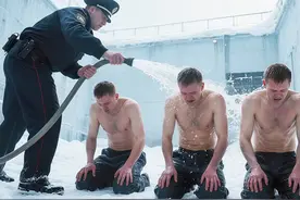 俄罗斯极地狼监狱，囚犯在-40℃环境苟活，不服从便遭冷水冲澡