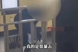 12月20日，江苏苏州地铁四号线石湖东路站一男子突然出手暴打他人。目击者称打人男子甚至用栏杆砸，被打男子则抱着头躺在地上。殴打近两分钟，期间没有任何一个治安人员上前阻拦。目击者称男子一边狂殴他人一边叫嚣，看似状态不太正常。21日，记者就此事致电苏州轨道交通，工作人员回应警方已介入处理。（百姓关注）视频封面