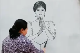 #咱们村里的新鲜事古有神笔马良 今有“山东大娘”！山东聊城农家妇女丁春梅，用烧火棍作画，作品栩栩如生！@让梦想飞 视频封面