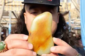 开工啦！拿下收藏级洒金皮老熟黄白种！ #收玉小哥 #和田玉籽料视频封面