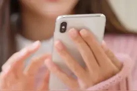 3月21日（报道）理性消费！23岁女生迷上女团直播间，瞒着家人半年狂掷近200万打赏主播，最高一场打赏十余万！（第一帮帮团）视频封面