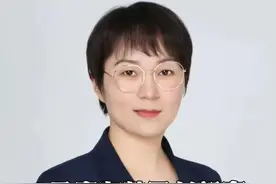 300亿的存款也带不动消费 中国人到底多有钱？
2023年，中国人购买奢侈品金额高达 1.04万亿元，重回万亿规模
那你知道23年全球的奢侈品消费金融是多少嘛？
2.74万亿，中国1.04，占了全球消费金额的38%，
也就是说中国一个国家就占了全国消费总额的1/3还要多，
是不是很有钱

买房子出手也阔绰，国内有泡沫就去海外买
2024年上半年，中国人在全球房地产投入的金额是66亿美元，
是亚洲资本输出的NO1,而且遥遥领先

那中国人到底多有钱?
海外数据不详，看央行公布的最新数据，
9月末，人民币存款余额已经突破300万亿了，300.88
8月份的时候，这个数字还是297万亿，
一个月时间又多存了将近4万亿

咱们中国人对存钱这个事到底热衷到什么地步？
国家一个劲的促销费，都不为所动
国庆前启动“疯牛”市场，全网都在说要满仓干，
结果你们又存了4万亿
你们自己不消费就算了，还生产出质美价廉的商品卖给国外，
拿回来的外汇又都存起来
为此外国小哥都跳脚了，说你们简直是太恶毒了，
抢了他们的工作不算，还要把商品卖给他们，赚他们的钱

存款都300万亿为什么就都带不动消费呢？
你知道300万亿是什么概念吗？
2023年我们的国民生产总值是多少，126万亿，
你们直接存了全国2年多的生产总值啊

这么多的存款你们拿一半出来炒股，还一半继续存着，
150万亿股市直接能够翻两翻

中国人为什么不愿意消费？
什么28定律，三座大山咱们就不说了，咱就看看老百姓的负债有多少
还是央行给的数据，9月底我们的贷款余额254亿元，
其中住户中长期贷款新增1.54万亿，这是拿去抄底楼市了吗？

当我们把负债跟存款放在一起对比，你就会发现问题了
254除以301是多少,84%
当然这里面企业的杠杆会加的比较高，居民杠杆没有这么高
根据之前公布的数据，我们国家居民的杠杠率大概在64%左右
我们可以理解为，大家都把自己锁死在一套房子上了
现在房产大幅降价，负债还得还，这些买房的人哪有钱去消费

为什么300亿的存款也带不动消费，很明显存钱跟负债的它就不是一拨人啊
谁背着房贷还去存钱，利息现在很高吗？
钱花不掉还存在银行里的又是哪些人呢？

数据是会说话，我是彭会计，有企业财税问题可以联系我
#彭会计财税   #财税顾问 #企业财务外包 #南京注册公司代账视频封面