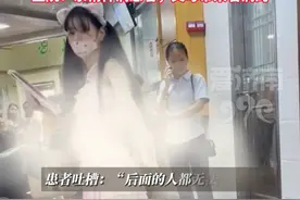 女子穿着暴露堵在医院科室门口跳舞， 医院回应：系#精神病 患者，父母带她来看病。#社会百态 #热点 #医院 #你怎么看视频封面