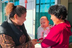 1家3口回娘家送礼物，豆包准备怎样的惊喜？看看丈母娘有啥反应