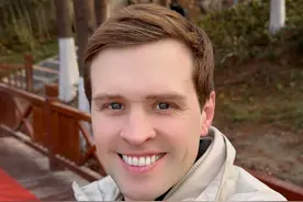 英语中有两个“地面”，floor和ground 英语中有两个“地面”，floor和ground，那要怎么区分呢？Luke老师来教你。实用口语，日常英文，地道口语，单词巧记，跟着Luke老师一起来学习吧！ #英语#零基础学英语#亲子启蒙#英语口语#外教#外国人#实用英语#英语口语#抖音知识年终大赏