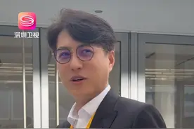 靳东幽默回应“叔圈男神” “我离叔还远着呢！我还很年轻！” 5月27日，靳东出席2025文化强国建设高峰论坛，对于网友称为“叔圈男神”，靳东幽默回答：我离叔还远呢！#靳东 #2025文化强国建设高峰论坛 #文化强国建设高峰论坛 #靳东回应叔圈男神视频封面