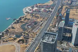 青岛西海岸新区位于山东省青岛市西部，是国家级新区 成立于2014年。这里发展迅速，经济实力强劲，重点发展海洋经济、智能制造和现代服务业。新区拥有优美的自然景观，金沙滩、唐岛湾等景点吸引众多游客。同时，这里交通便利，基础设施完善，是宜居宜业的现代化新城。#青岛西海岸新区 #黄岛 #好客山东 #青岛 #青岛旅游视频封面
