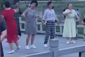 女子偶遇大妈跳另类广场舞，表情狰狞，动作诡异。网友：豌豆射手在哪里？#灵魂舞者 #搞笑 视频封面