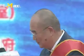 #渐冻症院长张定宇仍坚持出诊   #2024第三季度中国好人榜发布   在英雄的城市，礼赞人民英雄！2024年第三季度“中国好人榜”发布仪式暨全国道德模范与身边好人现场交流活动现场，“人民英雄”国家荣誉称号获得者、“全国道德模范”张定宇为“中国好人”赠送“道德传家宝”。作为电影《中国医生》原型人物，在抗击新冠肺炎疫情斗争中作出杰出贡献的他，现场表示“身体挺好的”，并透露还在继续出诊，未来还要继续工作。向英雄致敬！#在湖北十堰致敬中国好人