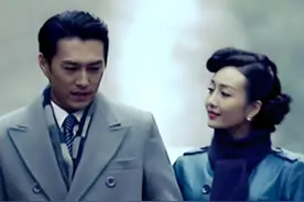 《伪装者》原班人马走红毯，刘敏涛霸气，胡歌靳东旗鼓相当，王鸥宋轶相差万里 #明星人物传  #刘敏涛 #王鸥 #宋轶 #娱乐圈大盘点视频封面