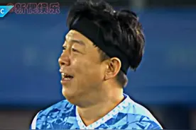 这球场也太燃了吧！现场一定很震撼！#黄渤进球  #总要去青岛看一次球赛吧  #抖音足球嘉年华视频封面